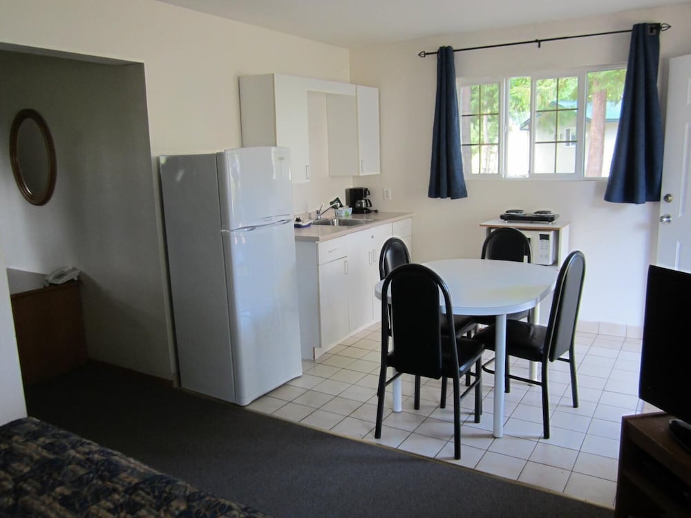 Suite, 1 King Bed, Kitchenette photo 3