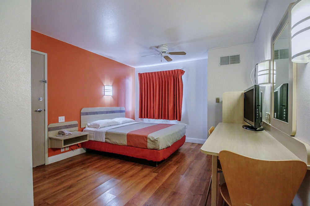Deluxe Suite, 1 Queen Bed, Non Smoking, Hot Tub photo 2