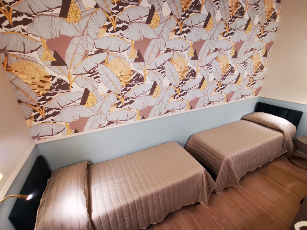 Double Room, 2 Twin Beds, Ensuite photo 2