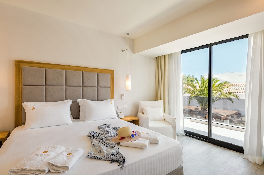 Deluxe Suite, 2 Bedrooms, Jetted Tub, Pool View