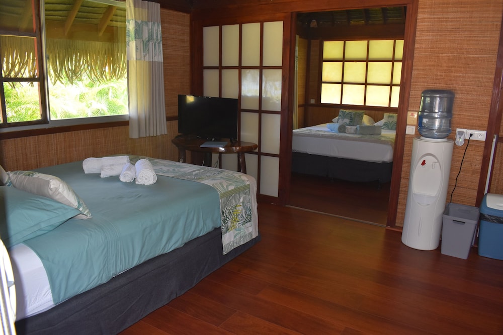 Traditional Bungalow, 2 Queen Beds, Beach View, Garden Area (Auti - sleeps 4) photo 2