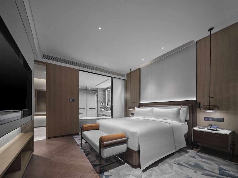 Suite, 1 King Bed photo 2