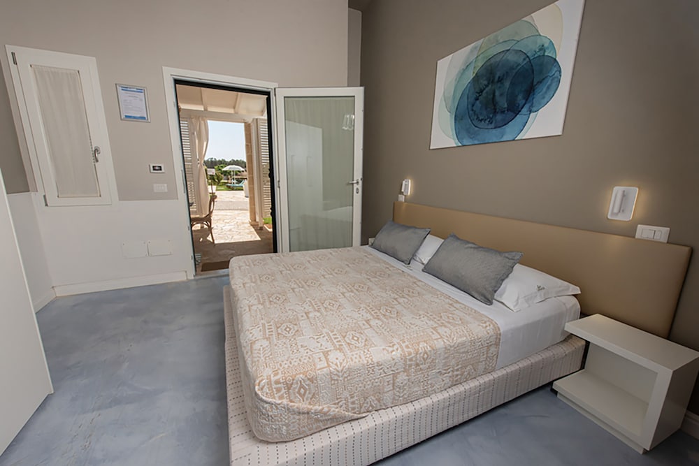 Grand Room, Kitchenette, Poolside