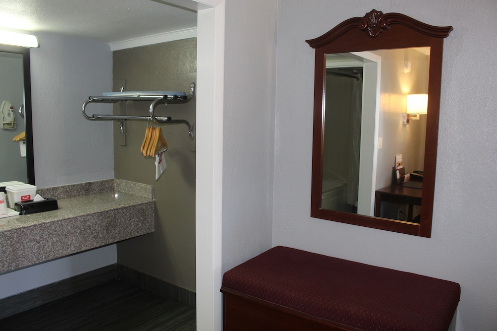 Standard Room, 2 Queen Beds, Non Smoking - Photo 6