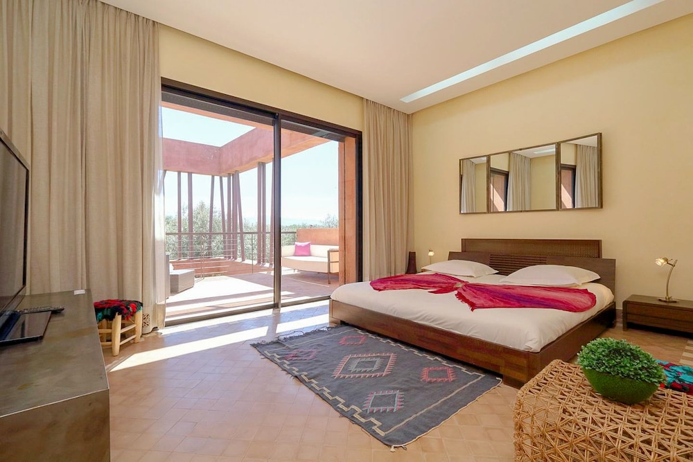 Superior Double Room, 1 King Bed, Mountain View photo 1