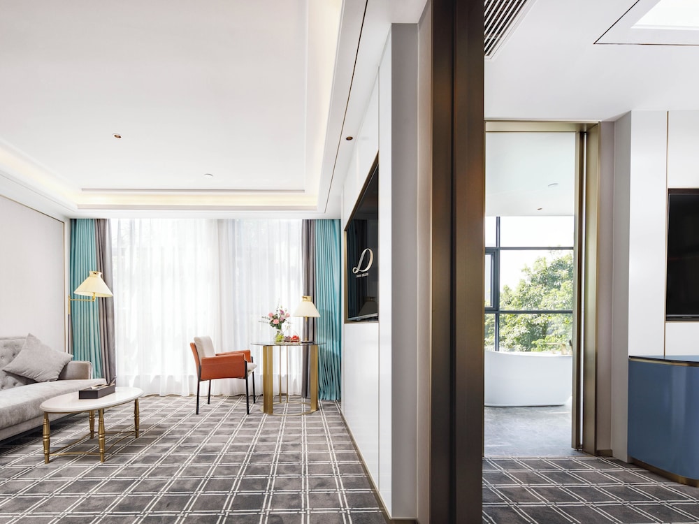 Luxury Suite, City View
