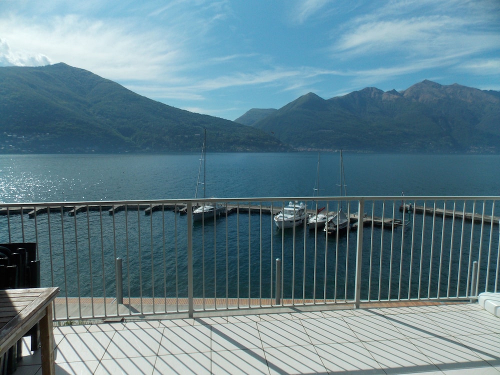 Superior Apartment, 3 Bedrooms, Lake View photo 2