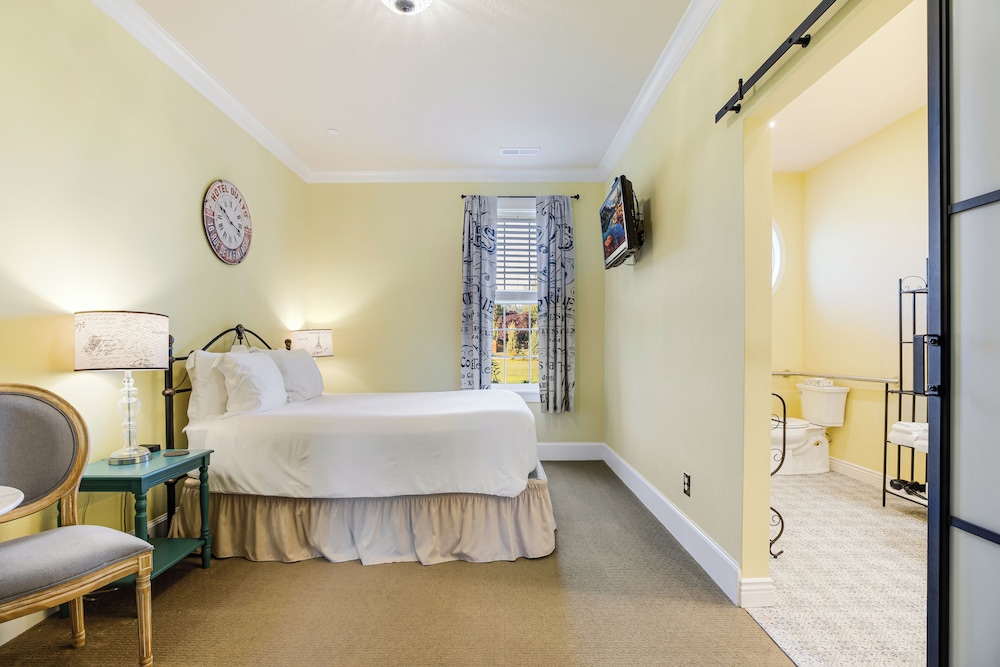 Comfort Room, 1 Queen Bed, Garden View
