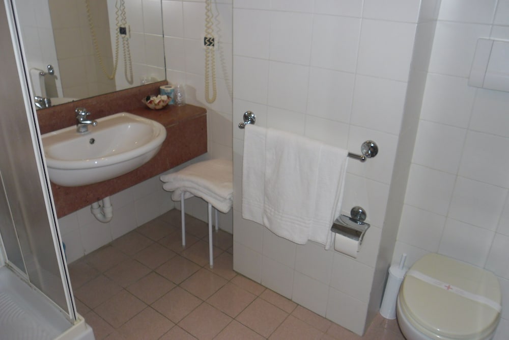 Double or Twin Room - Photo 4