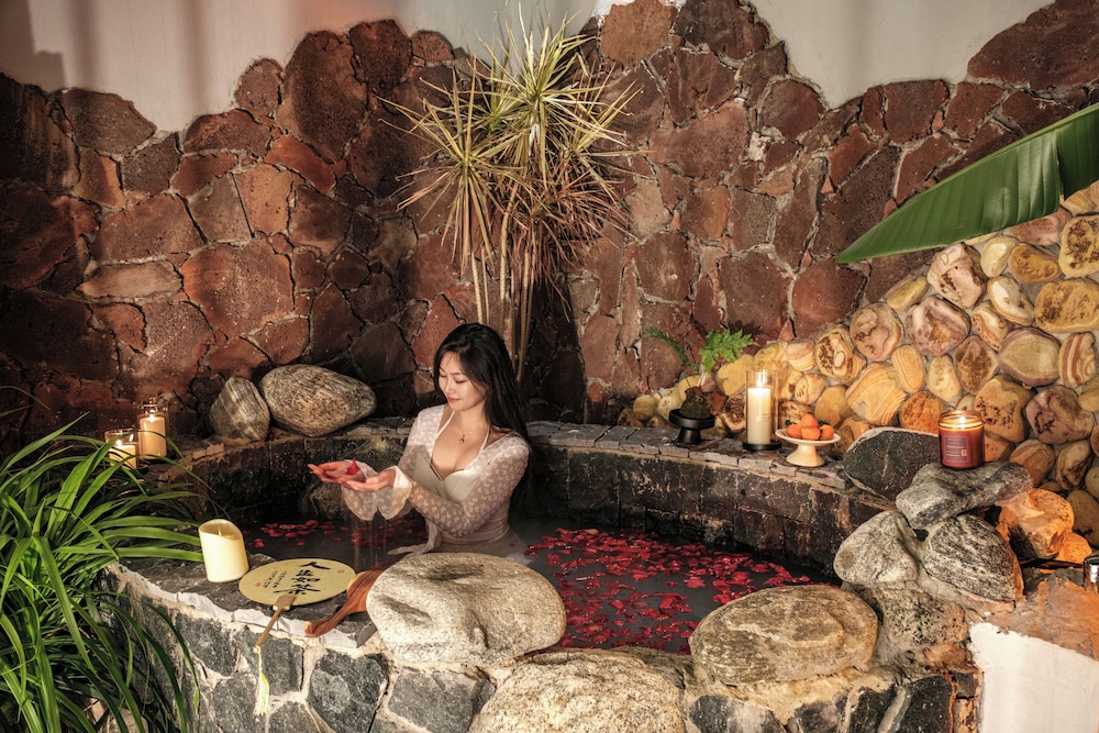 Signature Twin Room, Patio, Hill View