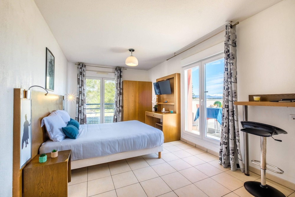 Standard Room, 1 Queen Bed, Non Smoking, Balcony photo 1