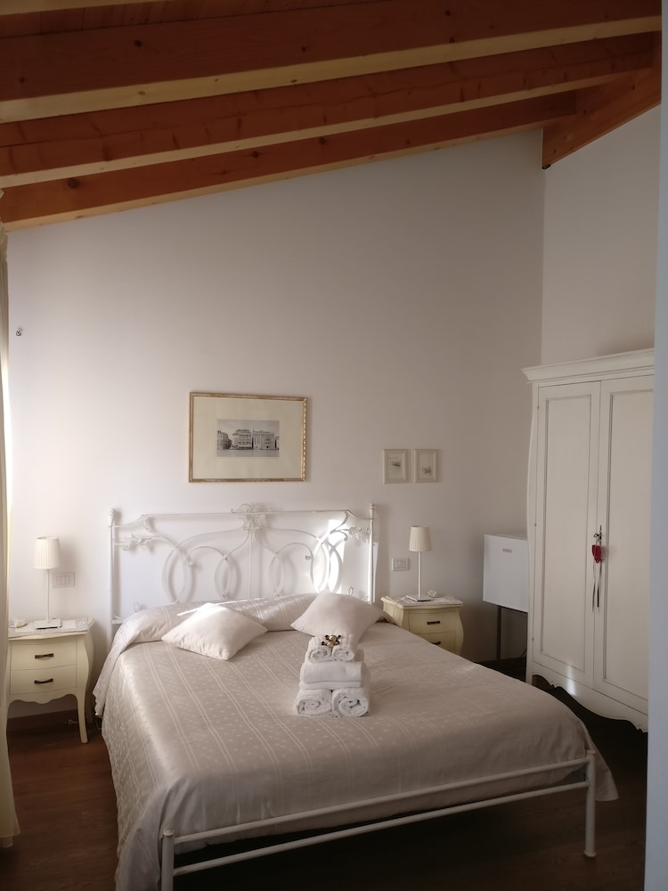 Superior Room (tintoretto)