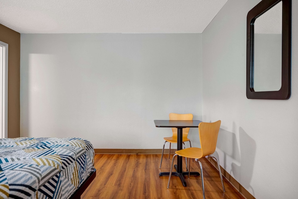 Standard Room, 1 Queen Bed, Non Smoking, Refrigerator & Microwave - Photo 1