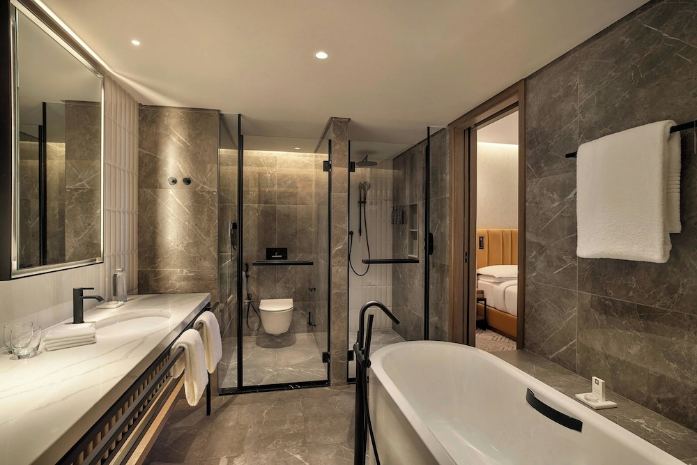 Junior Suite, 1 King Bed, City View - Photo 7