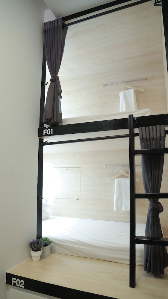 4-Bed Mixed Dorm photo 1