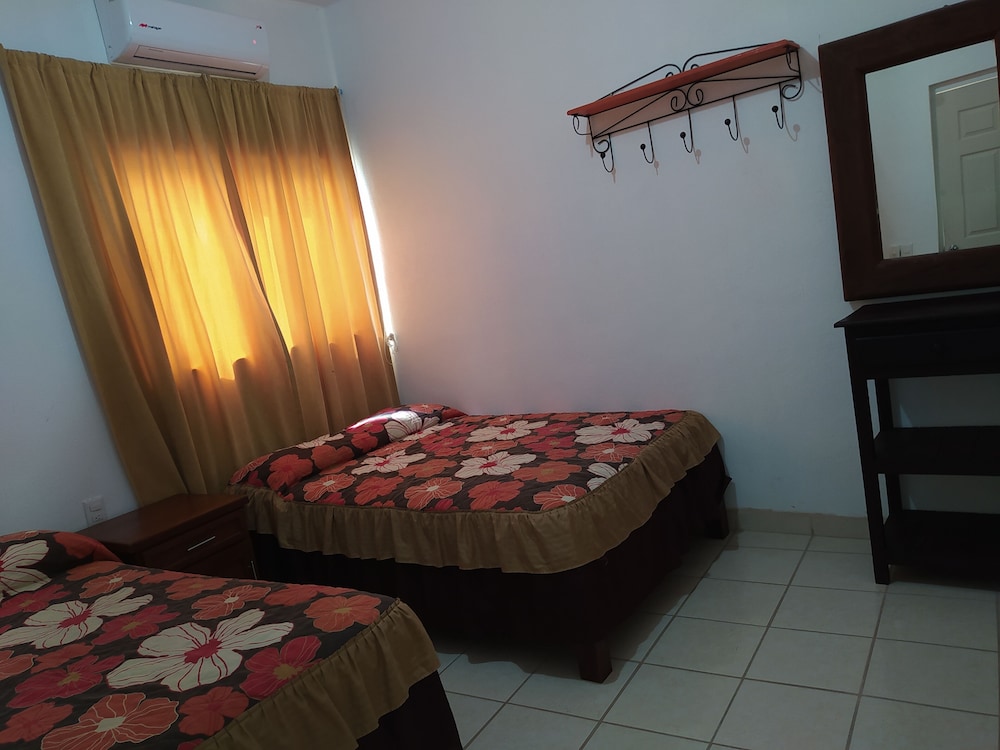 Classic Double Room, 2 Queen Beds, Non Smoking, Pool View photo 3