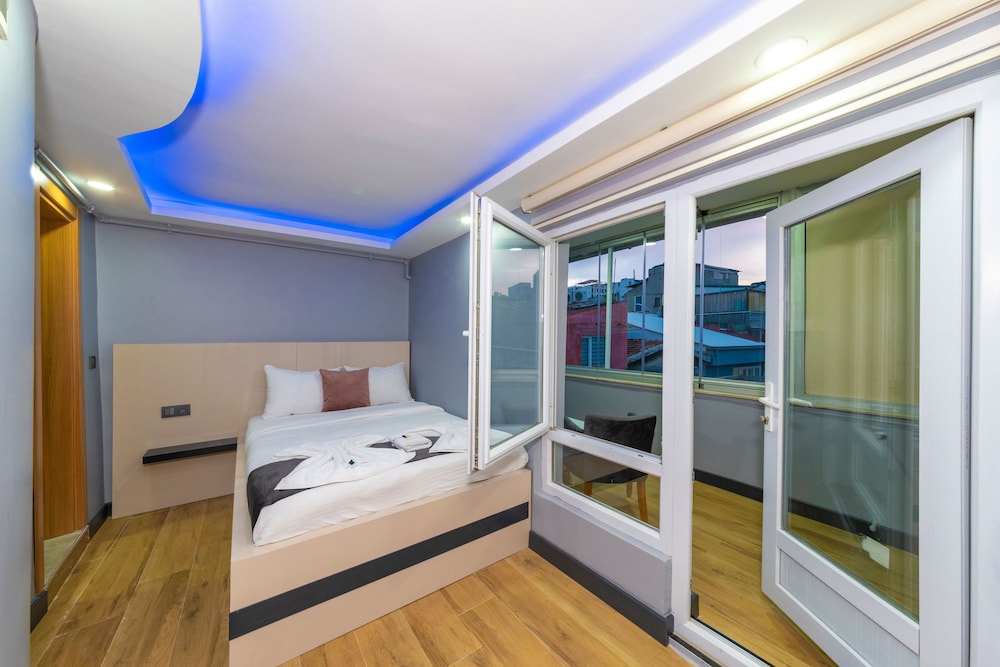 C) Suite with Terrace photo 1