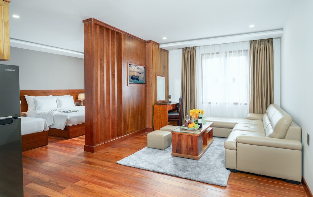 Deluxe Suite, Multiple Beds, Bathtub photo 2