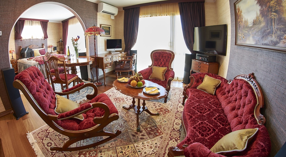 Harbour Deluxe Suite photo 1