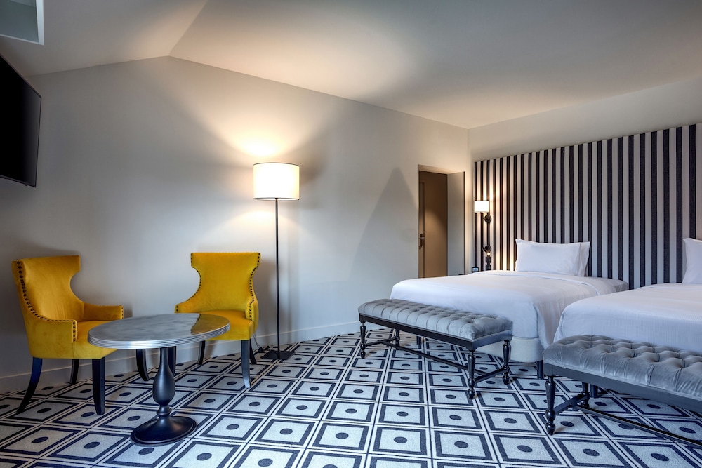 Junior Suite, 2 Double Beds, City View photo 3