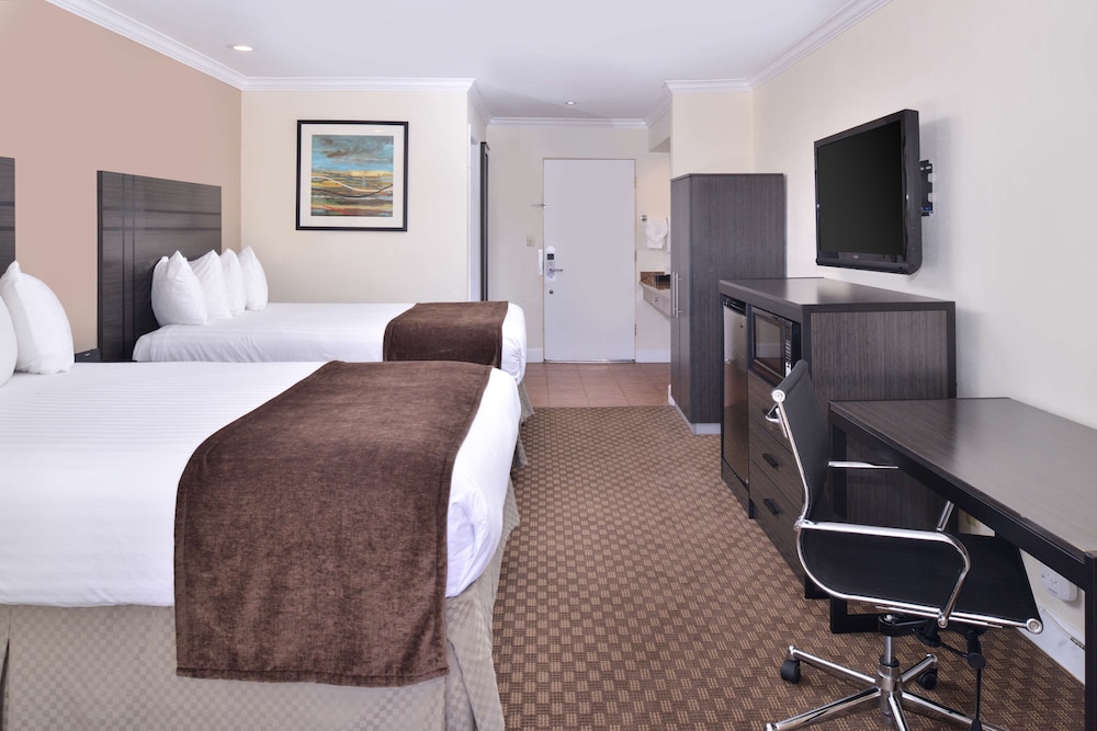 Deluxe Room, 2 Queen Beds, Non Smoking, Balcony - Photo 2