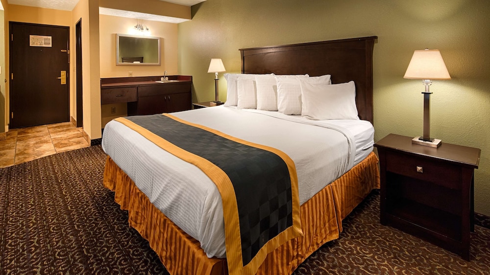 Standard Room, 1 King Bed, Non Smoking, Microwave (with Sofabed) - Photo 4