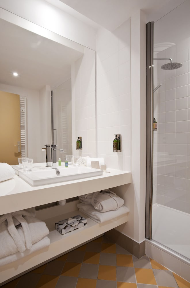 Basic Quadruple Room, Mobility Accessible photo 2