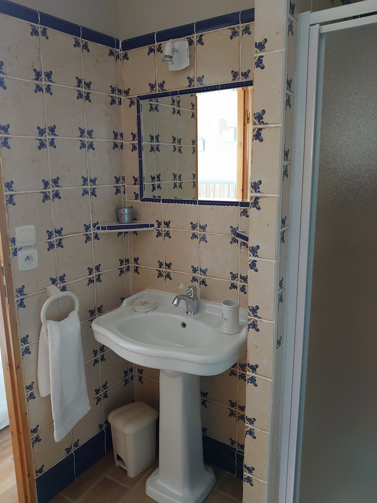 Standard Double Room - Photo 7