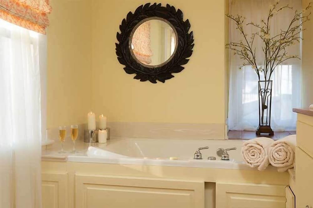 Romantic Suite, 1 King Bed, Jetted Tub, Courtyard View (Satterfield Suite) photo 3