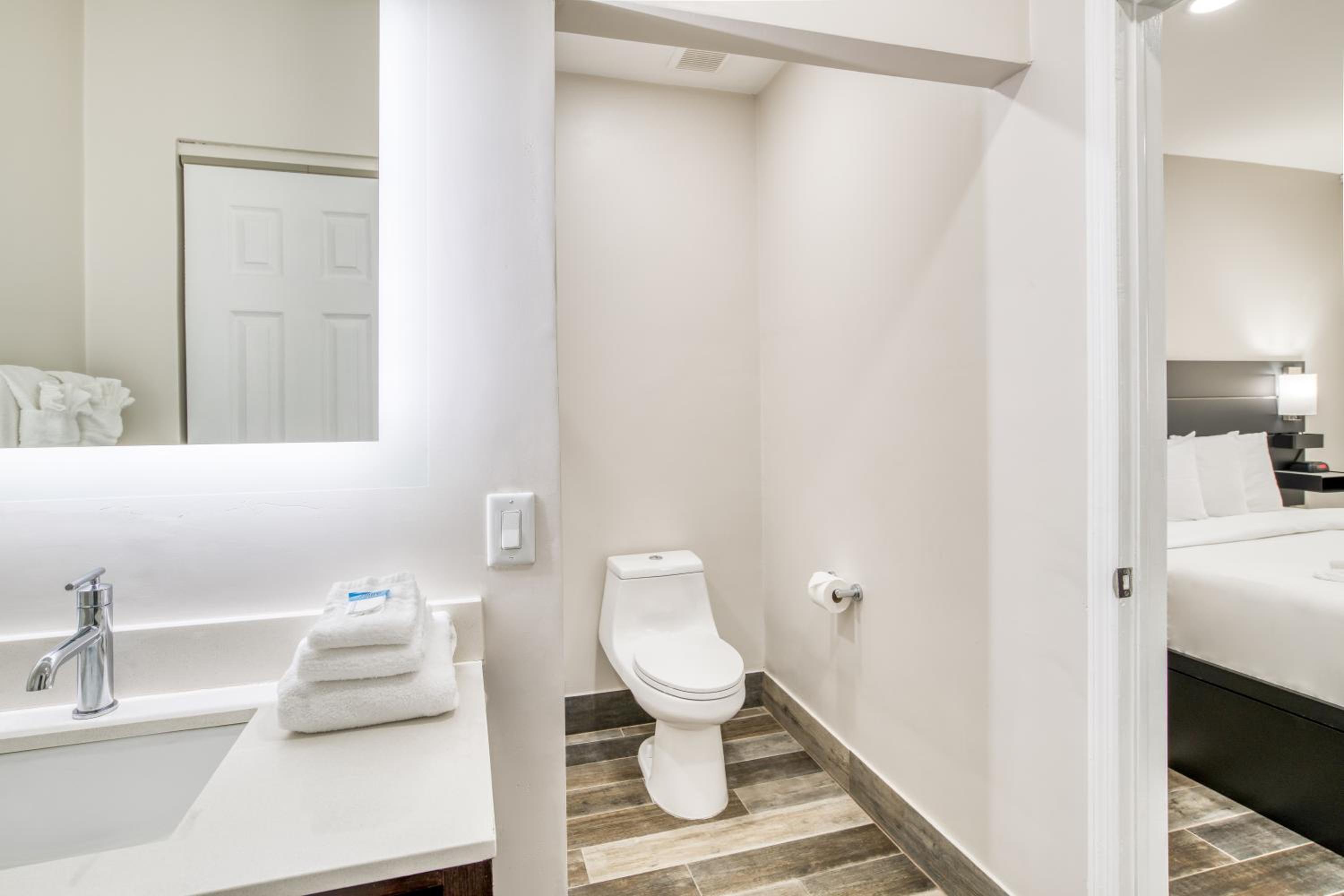 Deluxe King Suite - Non-Smoking - Photo 2