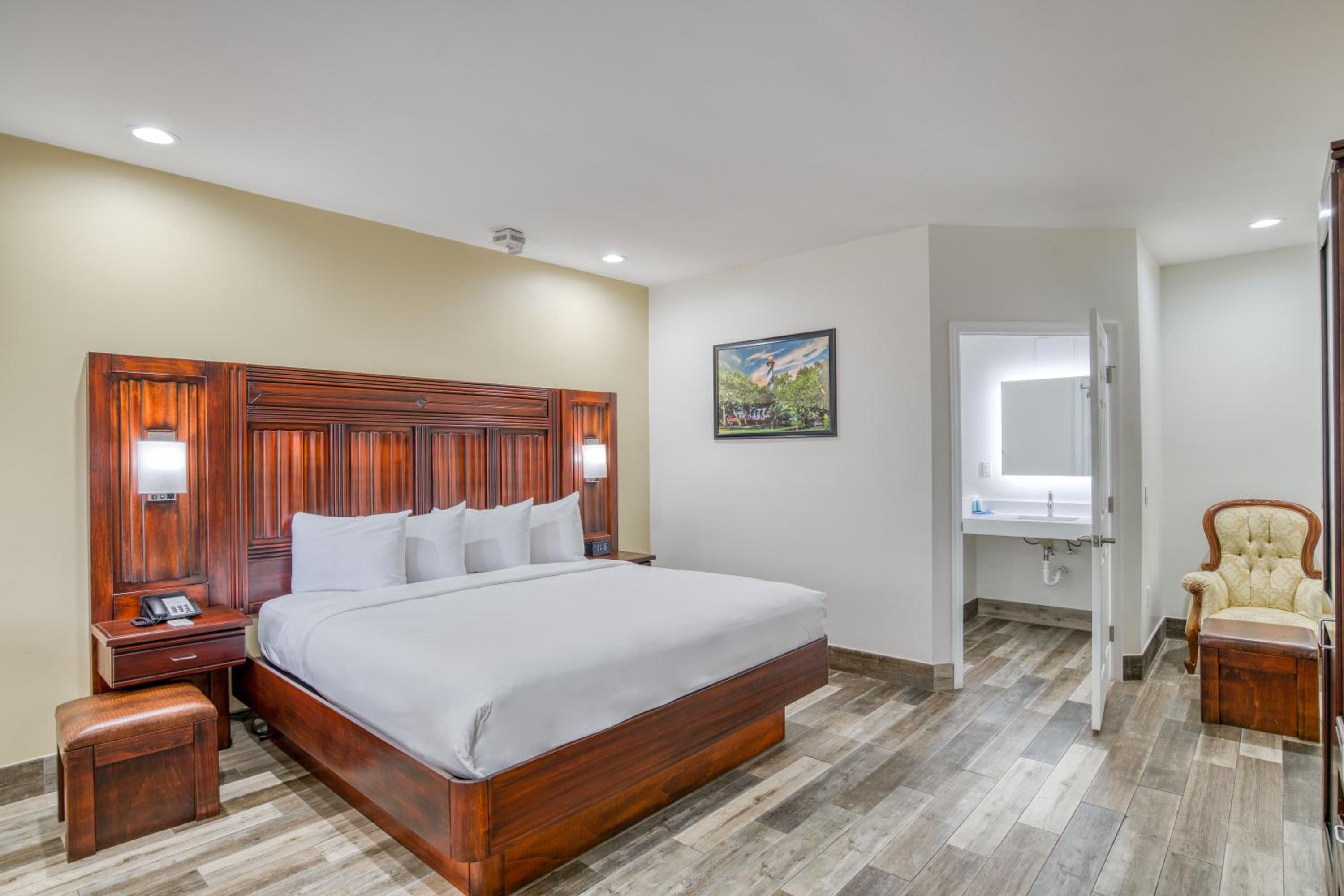 Deluxe King Room - Mobility Access/Non-Smoking - Photo 2