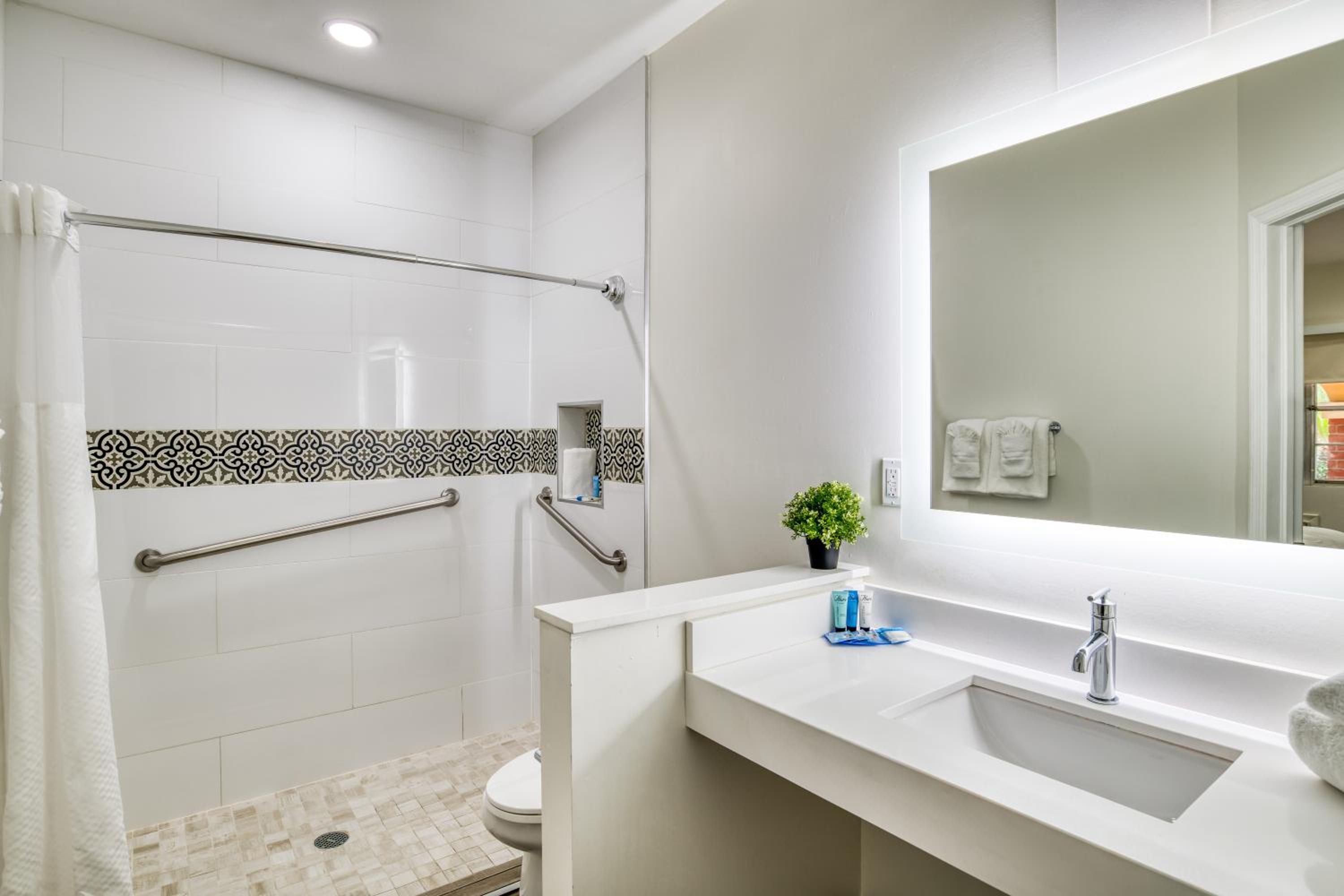 Deluxe King Room - Mobility Access/Non-Smoking - Photo 3