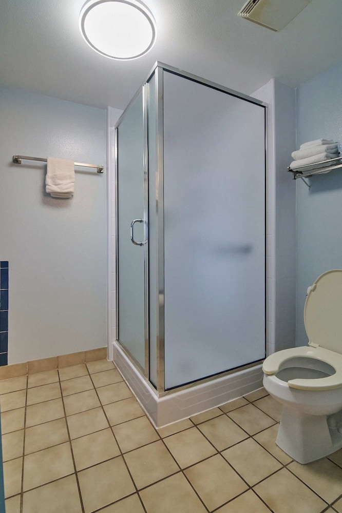 King Jacuzzi Unit - 3rd Floor - Photo 5