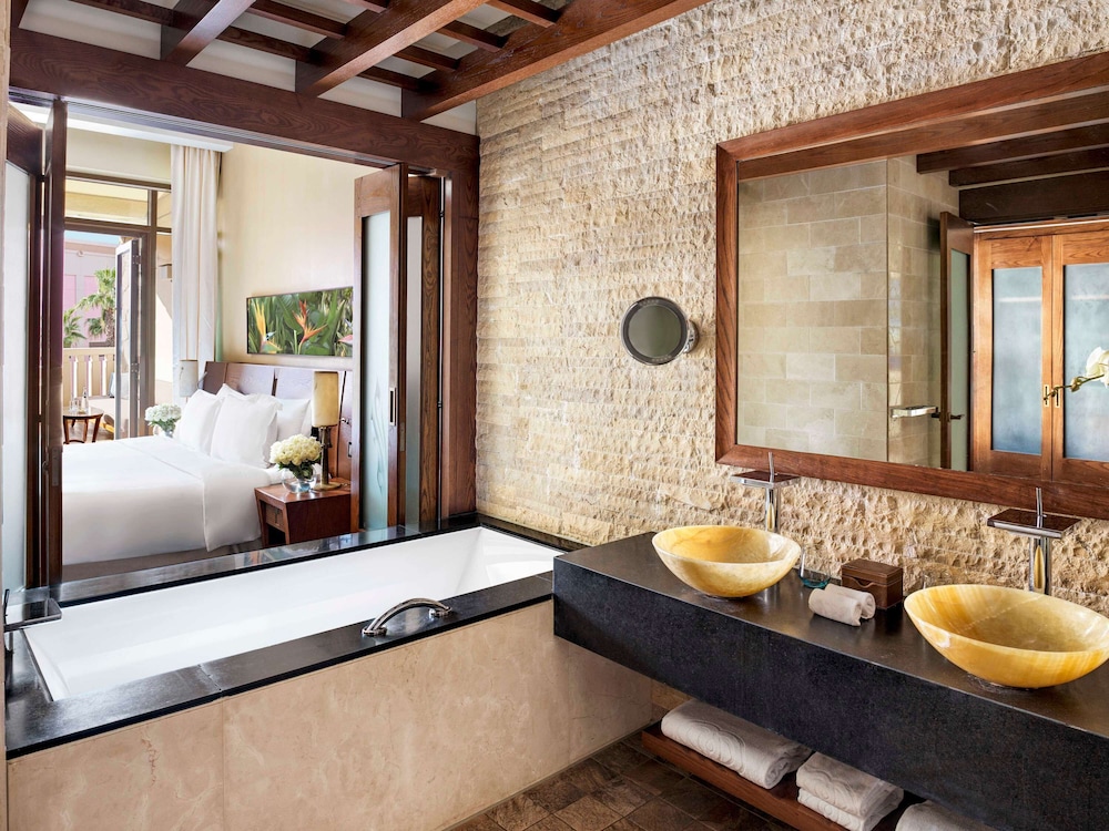 Luxury Room, 1 King Bed, Balcony, Sea View