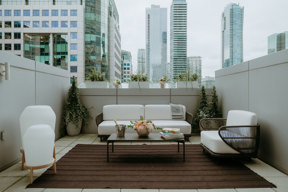 Room, 1 King Bed, Terrace thumbnail 6