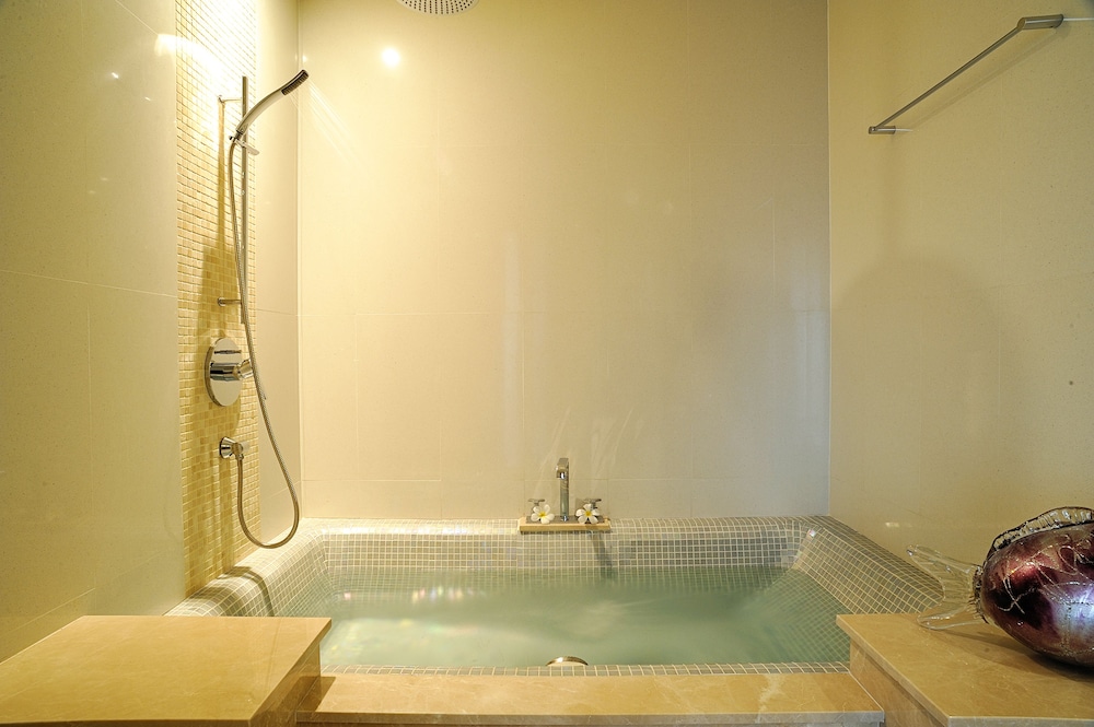 1 Bedroom White Coral Suite photo 3