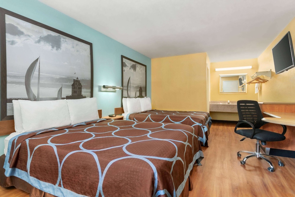 Room, 2 Queen Beds, Smoking - Photo 1