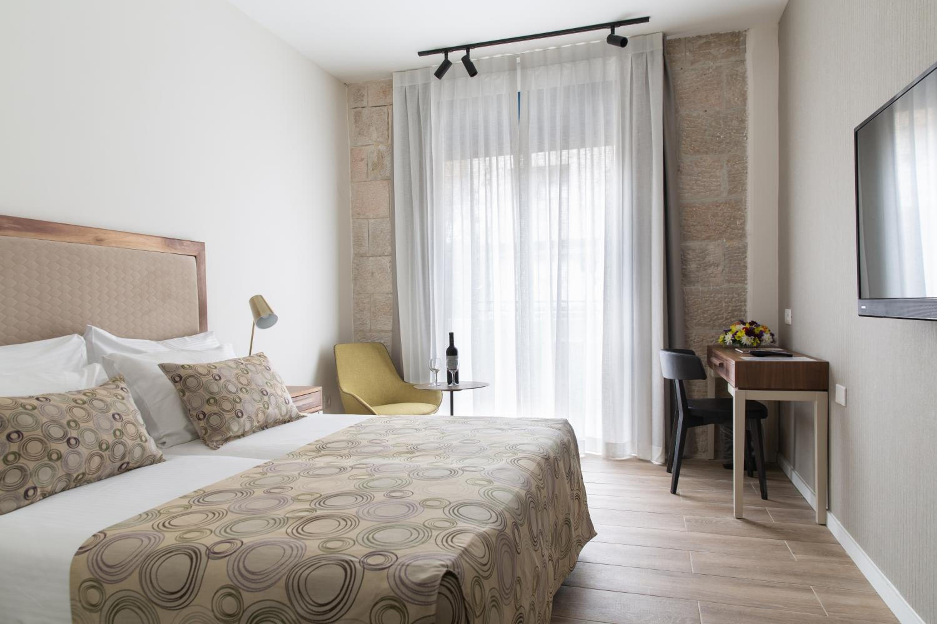 Twin Room with Balcony - Photo 5