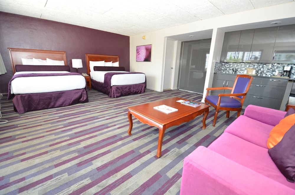 Suite, 2 Double Beds - Photo 3