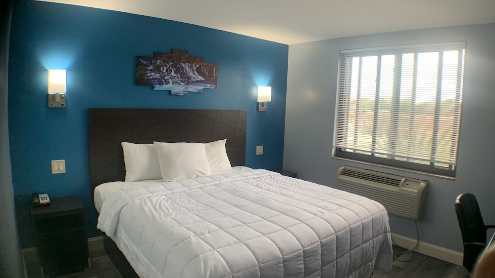 Basic Room, 1 King Bed, Non Smoking