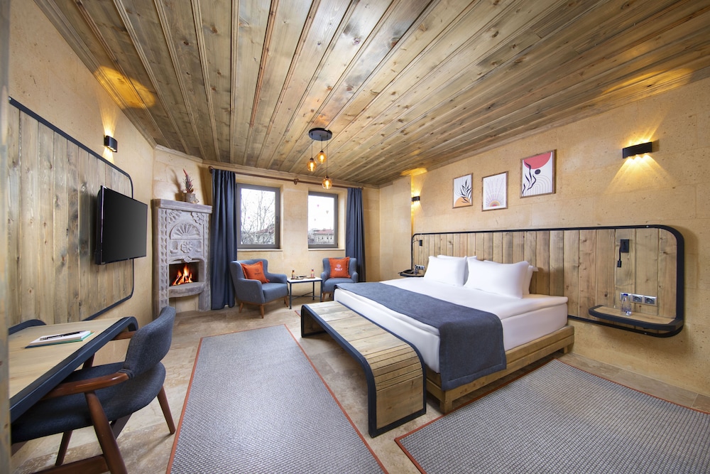 Luxury Suite, Fireplace, Pool View photo 1