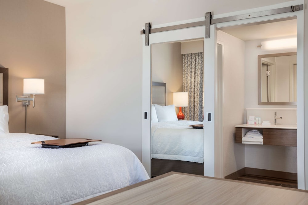 Room, 2 Queen Beds, Accessible, Bathtub photo 3