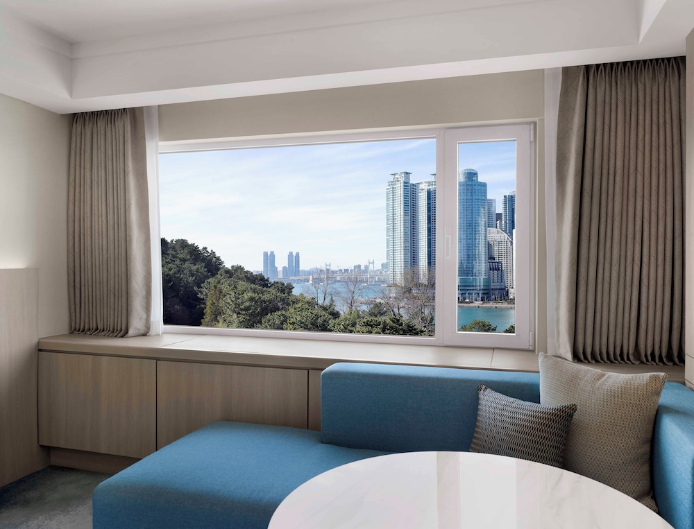Deluxe Park Family, Guest room, 1 Queen and 1 Twin, Dongbaek Park view - Photo 2