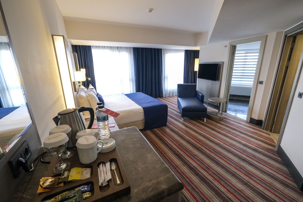 Suite, 1 King Bed, Smoking