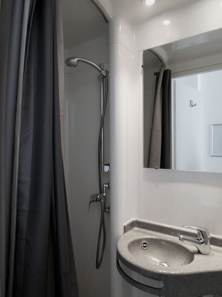 Twin Room, Private Bathroom (2 bunk beds ) photo 3