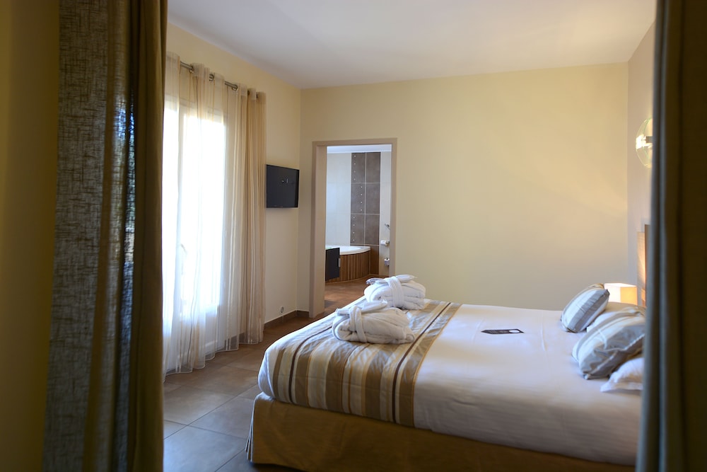 Suite, 2 Bedrooms - Photo 4