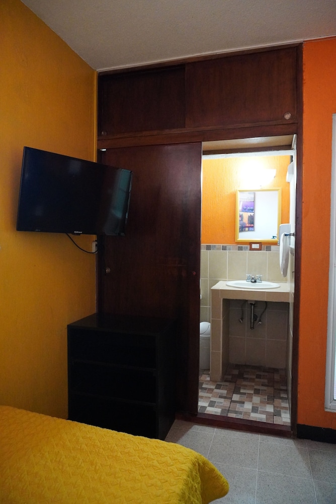 Basic Triple Room, Multiple Beds, Private Bathroom photo 2