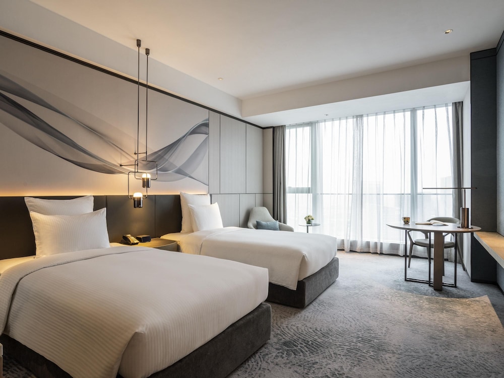 Deluxe Room, 2 Twin Beds, Lake View
