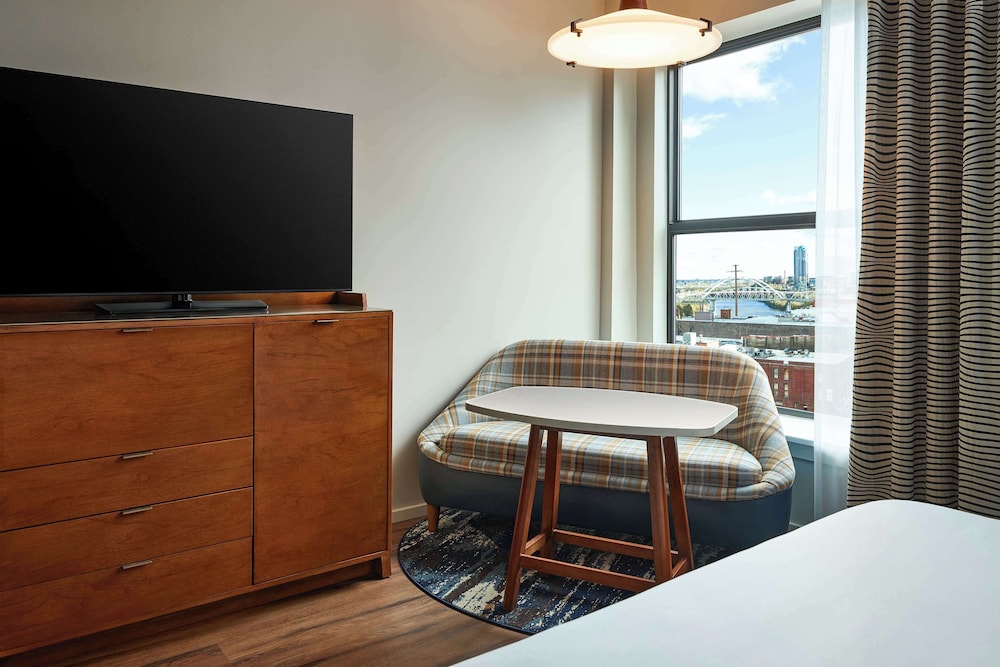 Room, 1 King Bed, Corner
