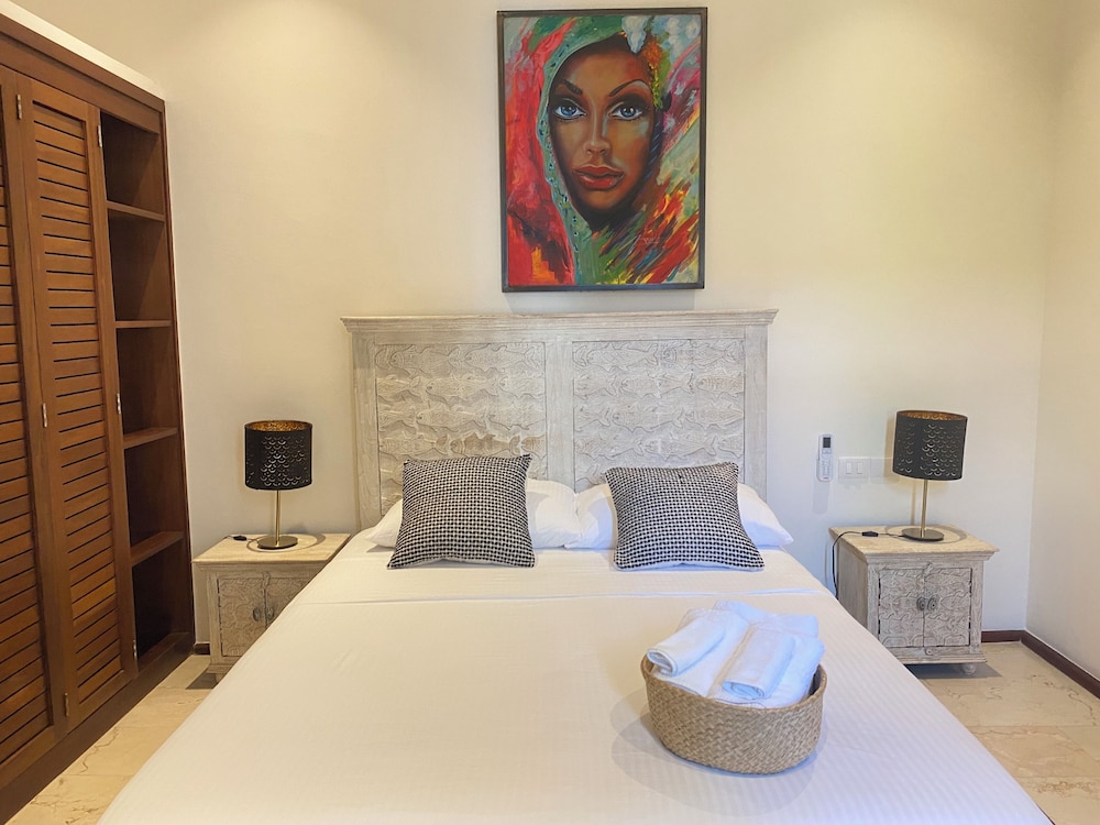 Superior Suite, Kitchen, Pool View